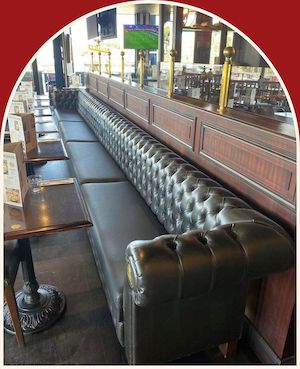 Canapé de bar Chesterfield rénové par un tapissier d'ameublement en cuir à Plan de Campagne