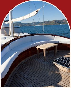 Coussins de yacht sur mesure par un tapissier d'ameublement nautique en Provence